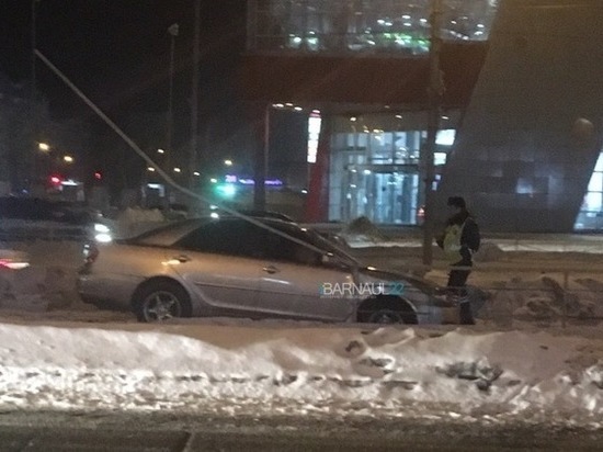 Пьяный водитель вылетел на трамвайные пути в Барнауле