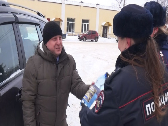 Ивановские дамы в погонах подарили водителям минералку