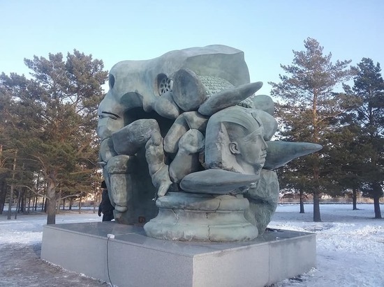 В Красноярске поставили каменную голову бурятского скульптора