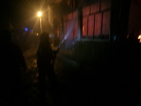 Разбушевавшийся огонь уничтожил дом, баню и гараж в деревне под Калугой