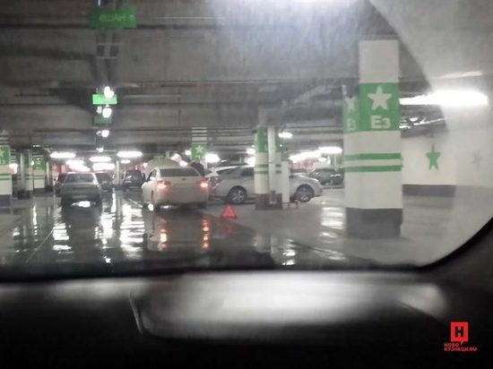Из-за ДТП оказалось затруднено движение на подземной парковке новокузнецкого ТРЦ