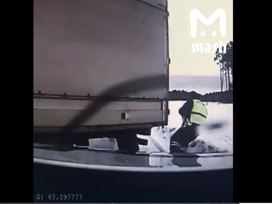 В Свердловской области сотрудник ГИБДД сумел спастись от летящего на него грузовика