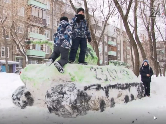 Два юных жителя Казани слепили к 23 февраля снежный танк