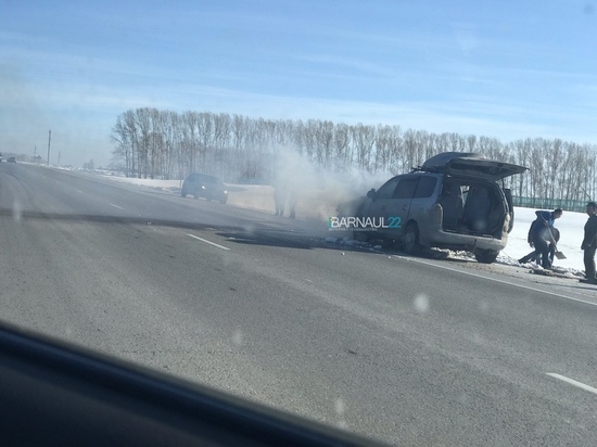 Загоревшийся авто потушили снегом на алтайской трассе