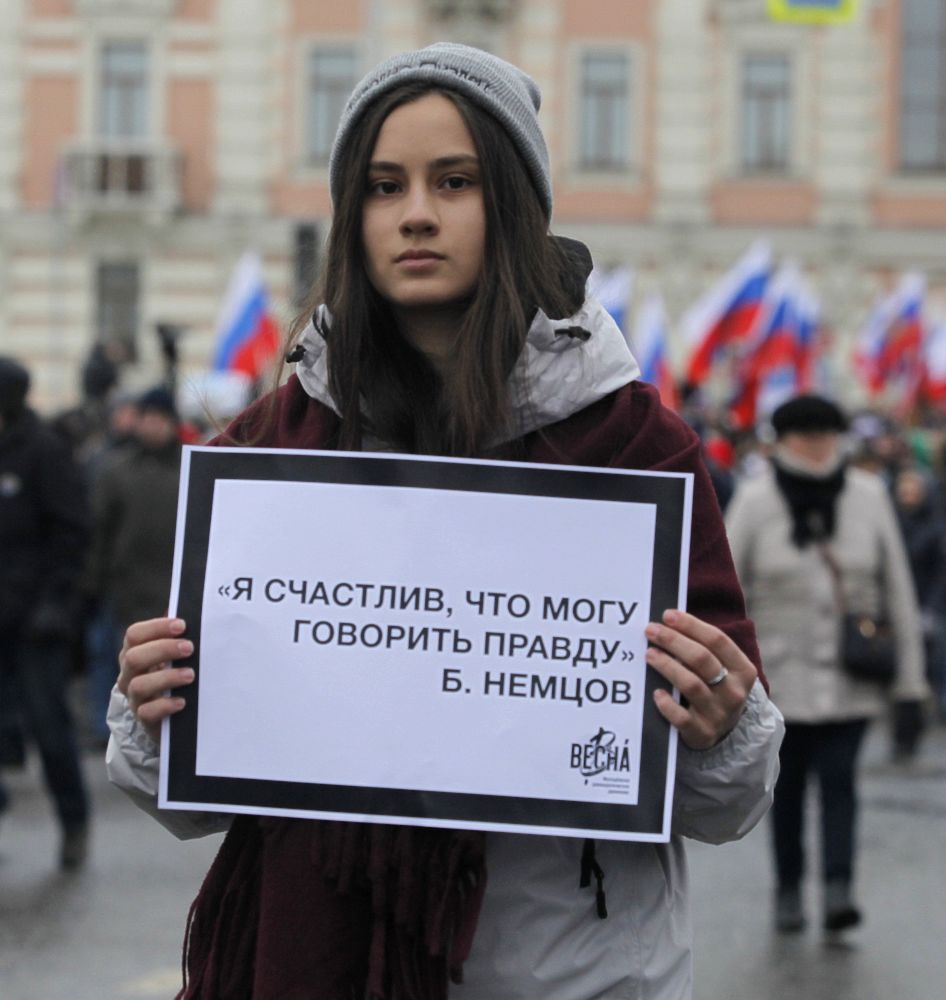Марш памяти Немцова в Москве: лица и лозунги шествующих