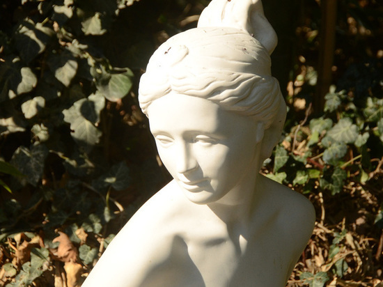 В Никитском саду появилась мраморная скульптура "Пробуждение"