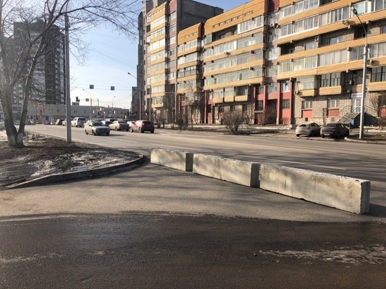 В Красноярске к Универсиаде проезд к домам перекрыли бетонными блоками