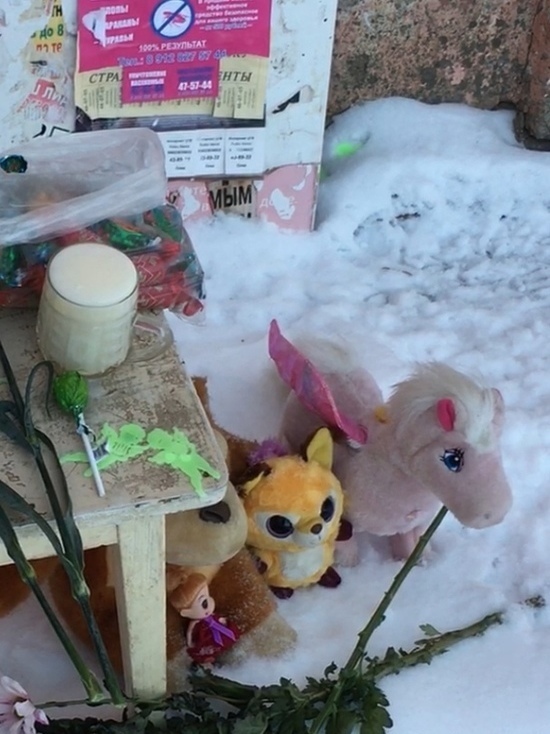 Кировчане несут цветы к дому, где умерла трехлетняя девочка