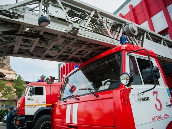 25 человек эвакуированы во время крупного пожара в Астрахани