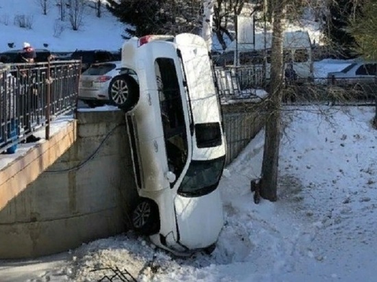 Водитель упавшего с моста внедорожника в Белокурихе был пьян