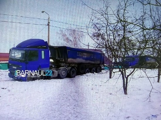 В Барнауле водитель направил фуру на пешеходную зону
