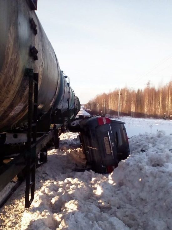 В Кировской области поезд врезался в иномарку