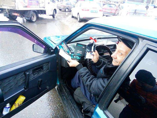 В Нижнекамске сотрудники ГИБДД поздравили автолюбителей с 23 февраля