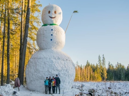 Жители Твери слепили снеговика высотой с "хрущёвку"