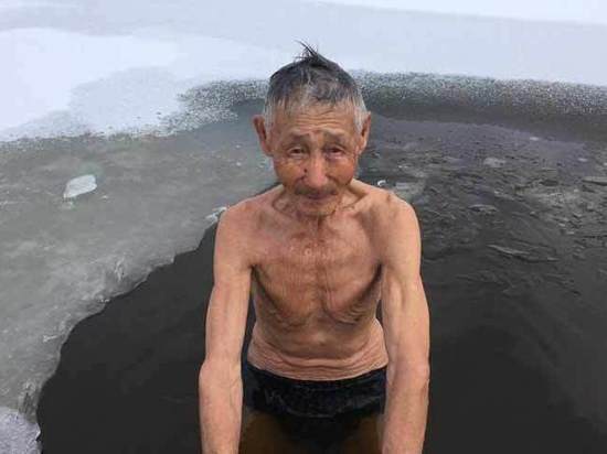 В местной деревне пенсионеры купаются в проруби в сорокаградусный мороз