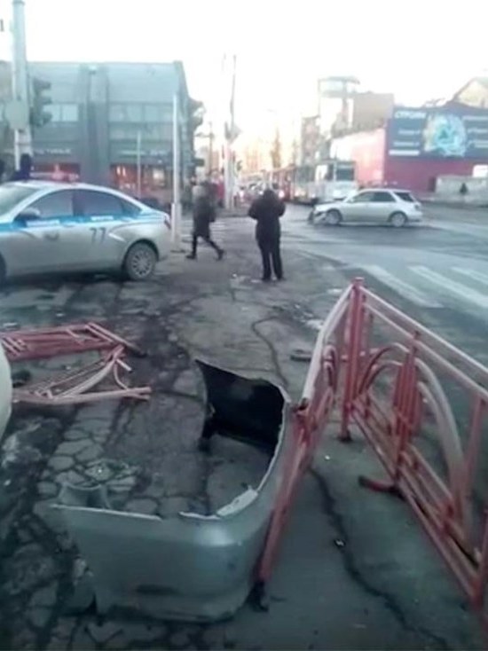 На улице Советской в Иркутске машина в ДТП отлетела на пешеходов