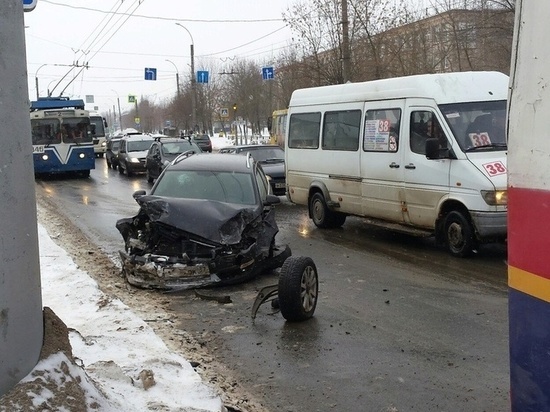В Иваново пьяный водитель столкнулся с двумя автомобилями и уехал