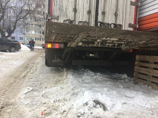 В Рязани водитель грузовика угодил под колеса своей машины