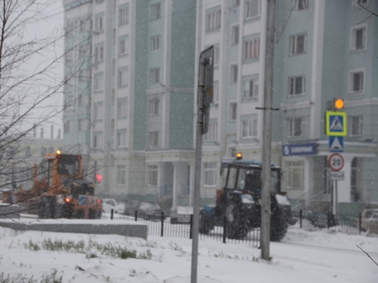 Техника вывозит снег с улиц Салехарда в усиленном режиме