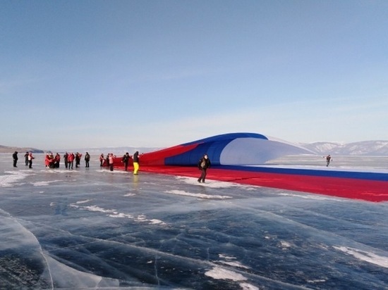 На Байкале развернули самый большой флаг России