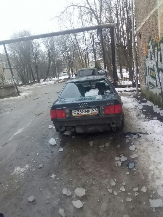 В Смоленске глыба льда повредила припаркованную во дворе иномарку