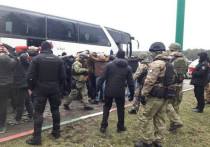 Полиция Украины сообщила в Facebook, что проверяет информацию о двинувшихся из Киева в Одессу двух автобусах с вооруженными людьми