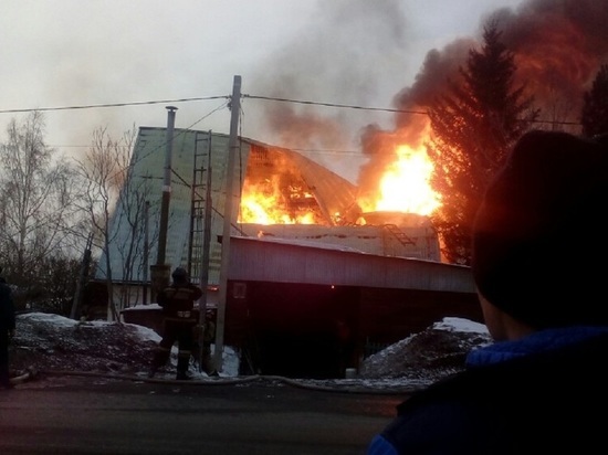 В Кемерове из-за горящего дома в час-пик перекрыли дорогу