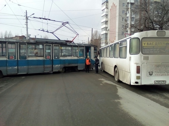 В Таганроге трамвай врезался в автобус