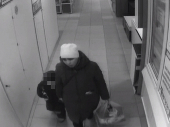 В Новочебоксарске ищут женщину, похитившую чужую сумку из магазина
