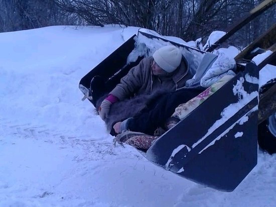 В Татарстане больную доставили до «скорой» в ковше трактора