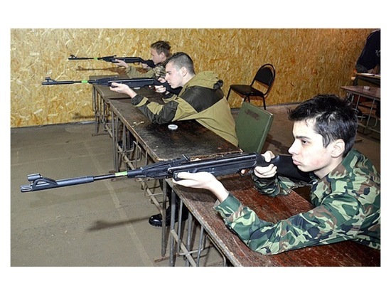 В Серпухове подростки соревновались в стрельбе из пневматической винтовки