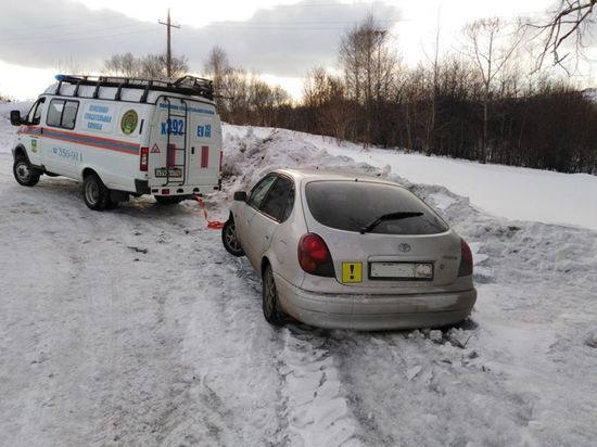 Новокузнецкие спасатели помогли застрявшему на кладбище автомобилисту