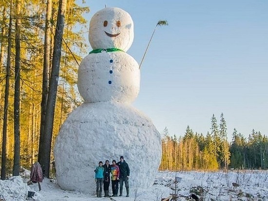 Огромный снеговик из Тверской области стал "звездой ютуба"