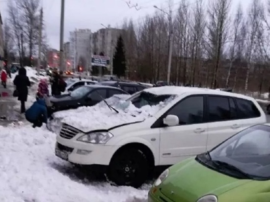 В Рыбинске ледяная глыба, упавшая с крыши здания, повредила иномарку
