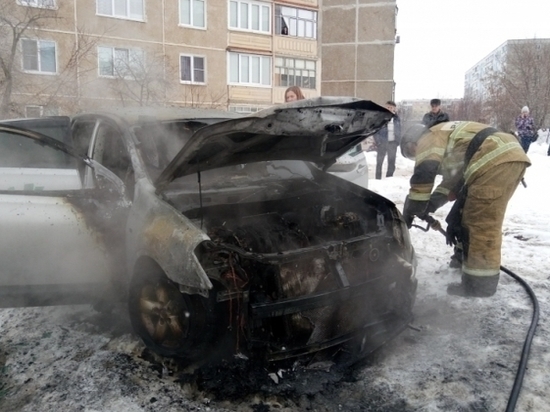 В Саранске тушили серебристый «Ниссан»