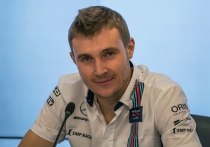 Российский гонщик Сергей Сироткин объявил о своем возвращении в "Формулу-1". По словам спортсмена, в 2019 году он будет являться резервным пилотом команды "Рено", которую уже представлял в 2016 и 2017 годах.