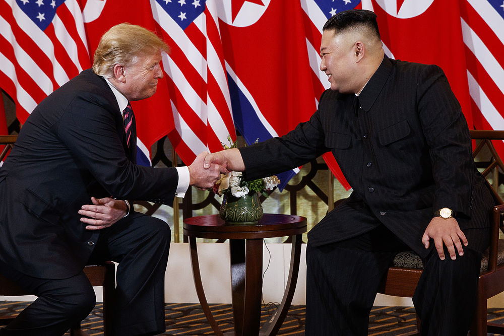 Трамп и Ким Чен Ын смеялись, как друзья: кадры встречи