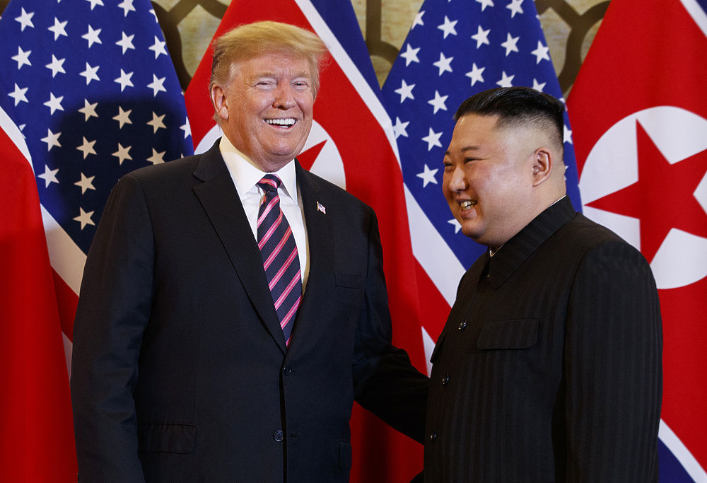 Трамп и Ким Чен Ын смеялись, как друзья: кадры встречи