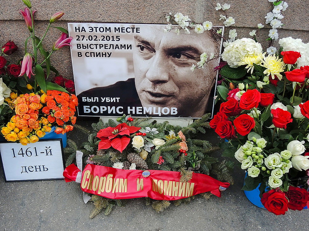 Бориса Немцова помянули на месте его гибели: цветы и плакаты