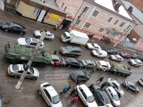 В центре Курска БТРы собрали "паровозик" из четырех машин