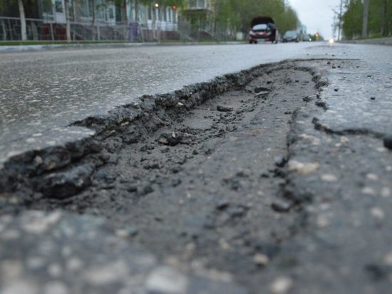 Администрация Пыталовского района принесла жителям извинения за разбитую дорогу