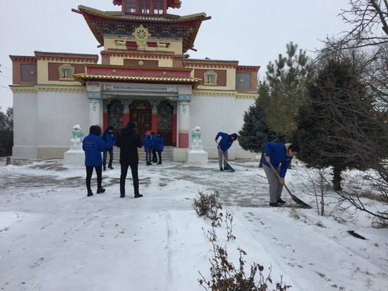 Калмыцкие студенты организовали снежный десант
