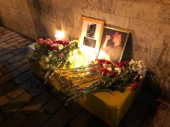 Русские друзья иностранца, сбитого внедорожником, установили на проспекте мемориал с его фотографиями