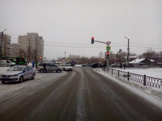 В Екатеринбурге в столкновении Фольксвагена и Деу Нексии пострадал ребенок