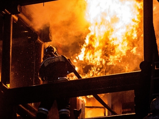 Новосибирские пожарные всю ночь тушили дома в частном секторе
