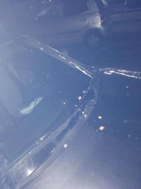 В Смоленске на Королевке припаркованное во дворе авто закидали яйцами В Смоленске на Королевке припаркованное во дворе авто закидали яйцами