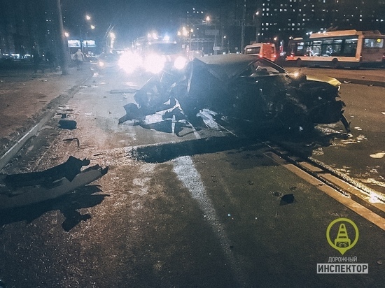 Машину разорвало после удара об столб на Ленинском проспекте
