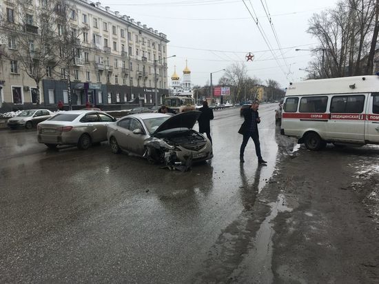 Иномарка врезалась в столб рядом с отделением полиции в Новокузнецке