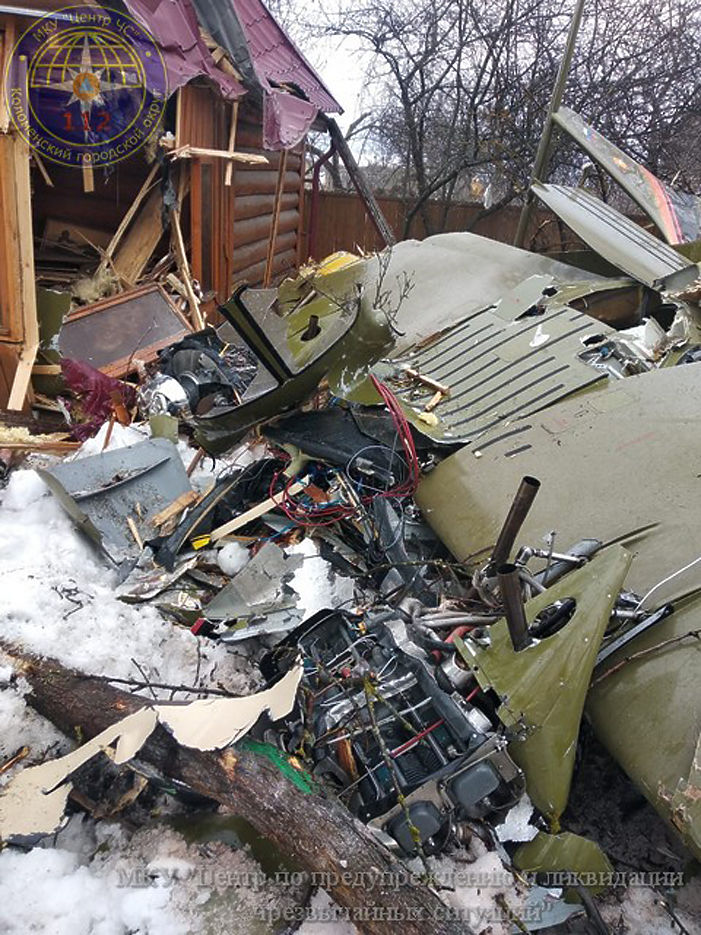 В Подмосковье на дом упал легкий самолет: фото места авиакатастрофы