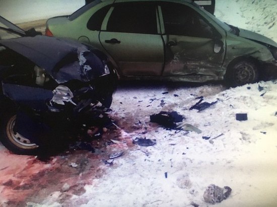 Один человек пострадал при столкновении двух легковых авто в Чувашии
